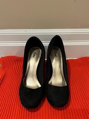 FIONI Black Suede Round Toe Heels